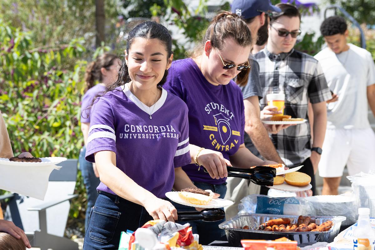 Students and family enjoying the Family Day cookout