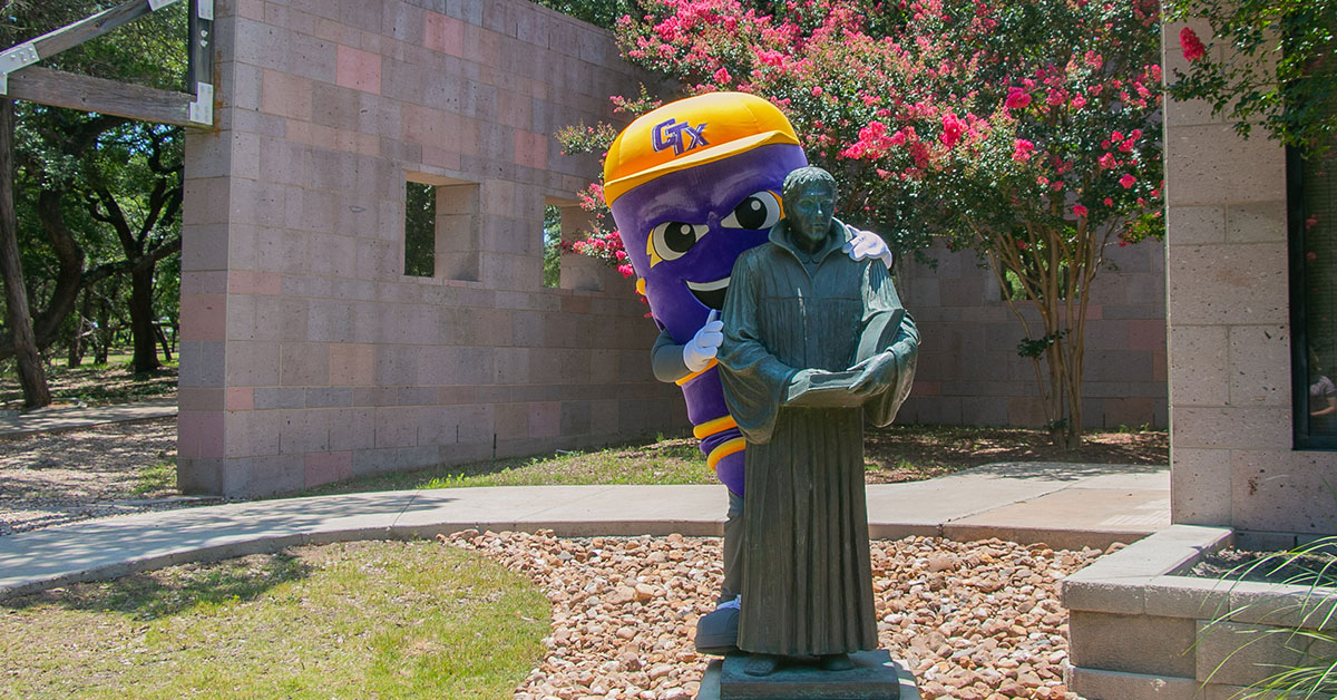 VorTex hiding behind Martin Luther statue