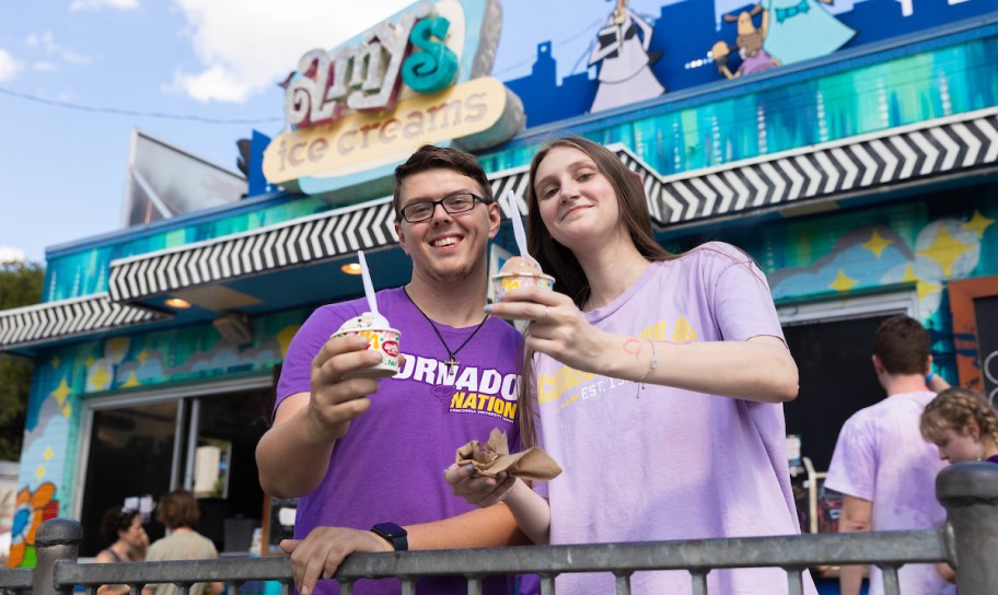 A pair of Concordia Texas students enjoying some local ice cream