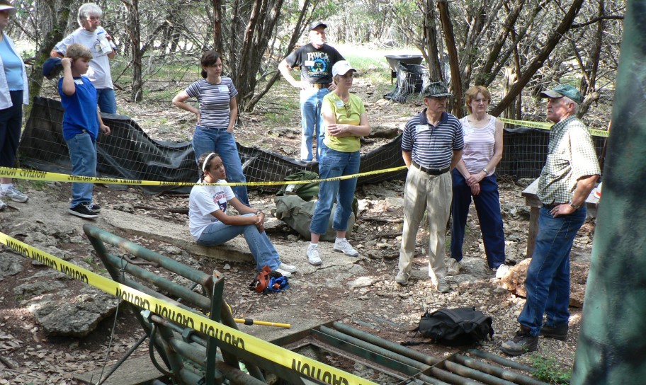 Dr. Laurence Meissner giving instruction at the Friesenhahn Cave